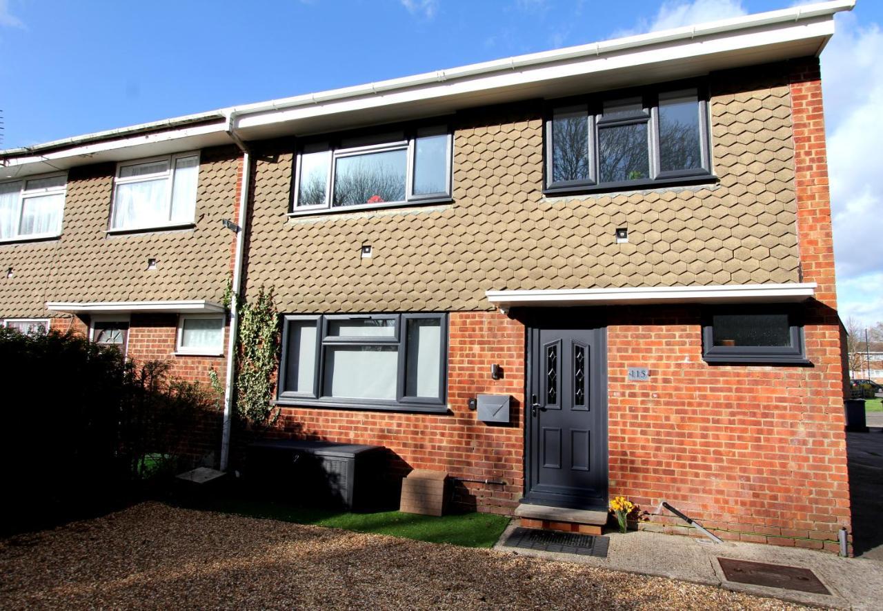 Crown Meadow - 4 Bedroom House - Heathrow - Excellentstays Colnbrook Экстерьер фото