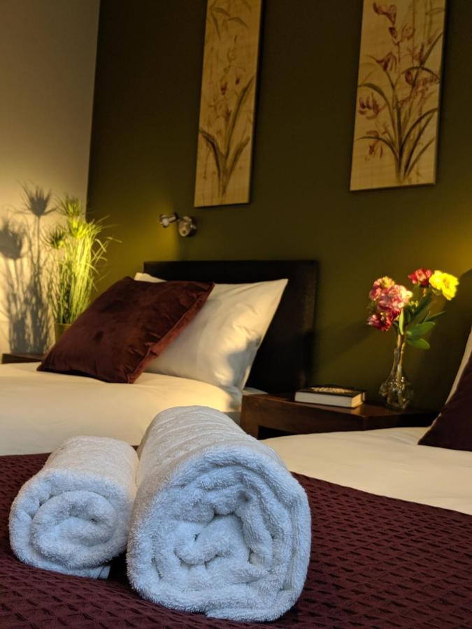 Crown Meadow - 4 Bedroom House - Heathrow - Excellentstays Colnbrook Экстерьер фото