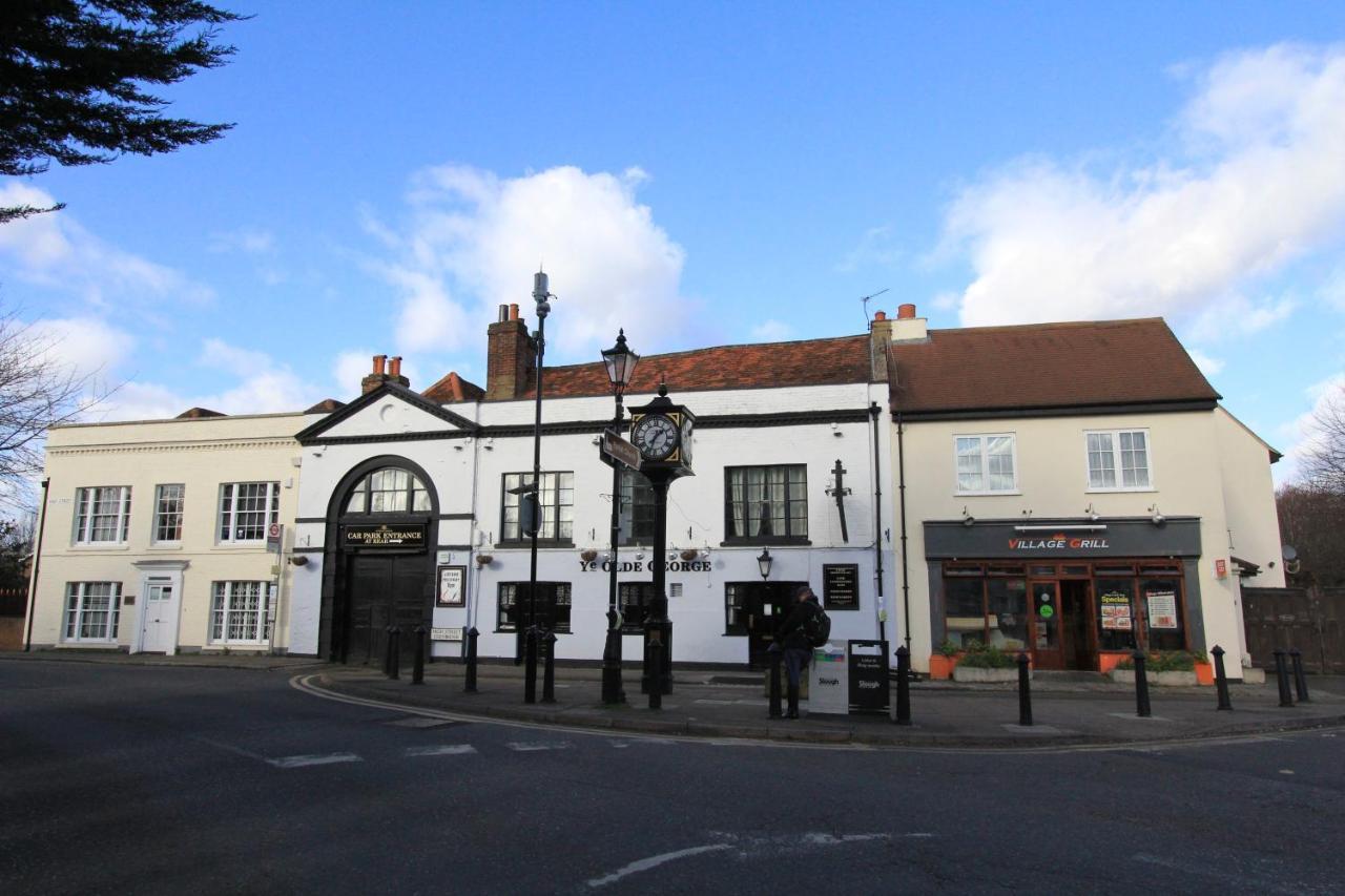 Crown Meadow - 4 Bedroom House - Heathrow - Excellentstays Colnbrook Экстерьер фото