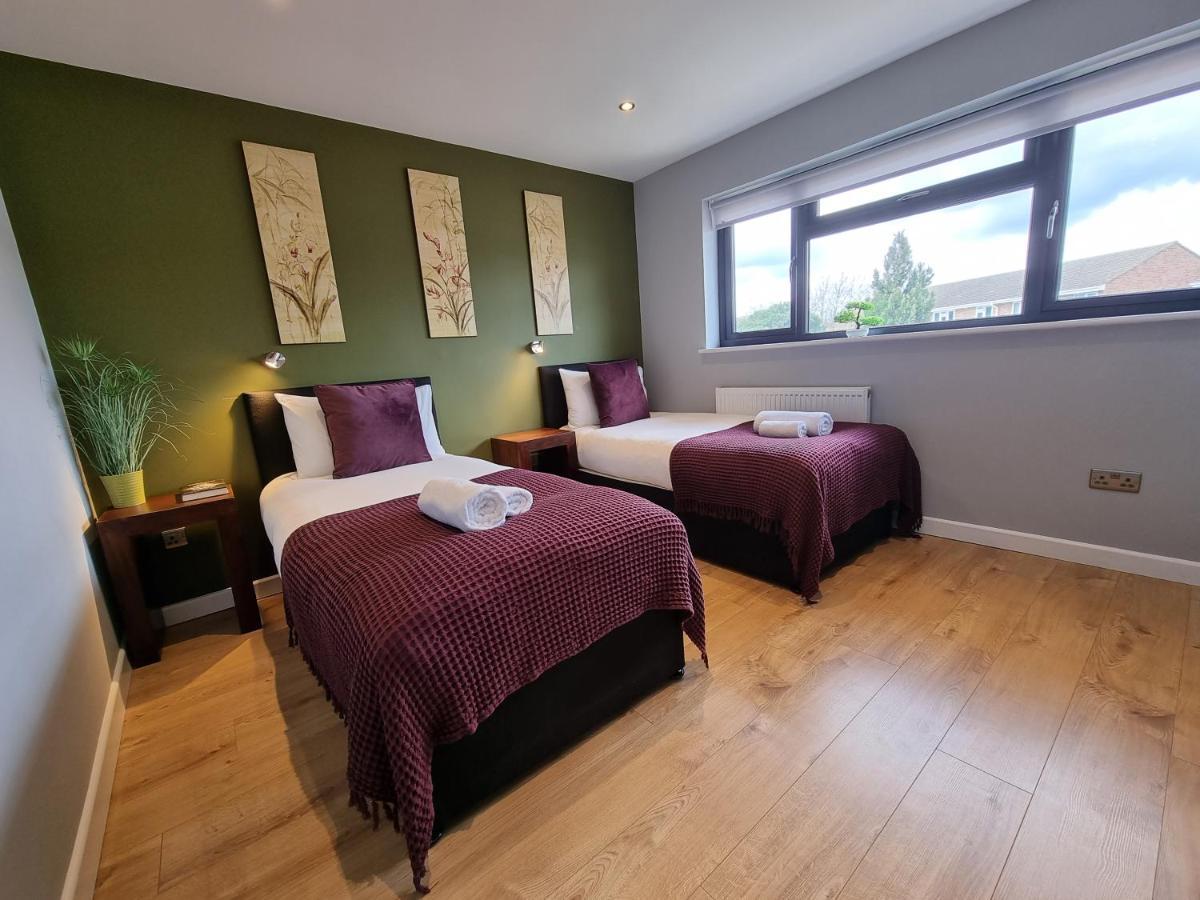 Crown Meadow - 4 Bedroom House - Heathrow - Excellentstays Colnbrook Экстерьер фото