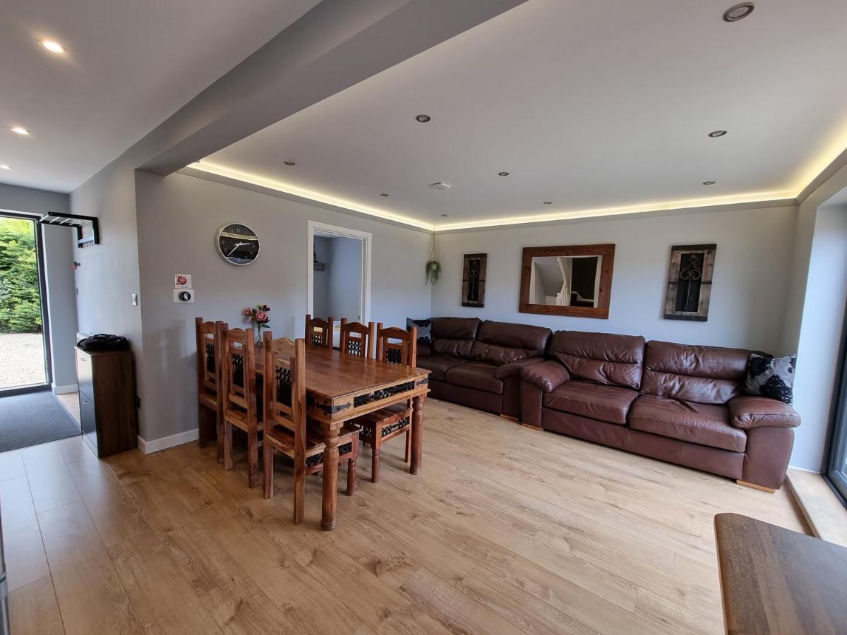 Crown Meadow - 4 Bedroom House - Heathrow - Excellentstays Colnbrook Экстерьер фото