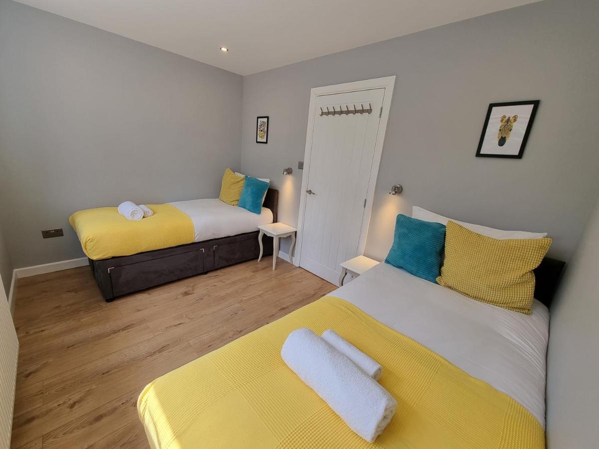 Crown Meadow - 4 Bedroom House - Heathrow - Excellentstays Colnbrook Экстерьер фото