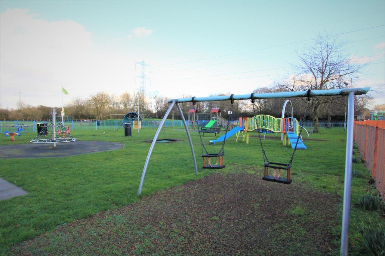 Crown Meadow - 4 Bedroom House - Heathrow - Excellentstays Colnbrook Экстерьер фото