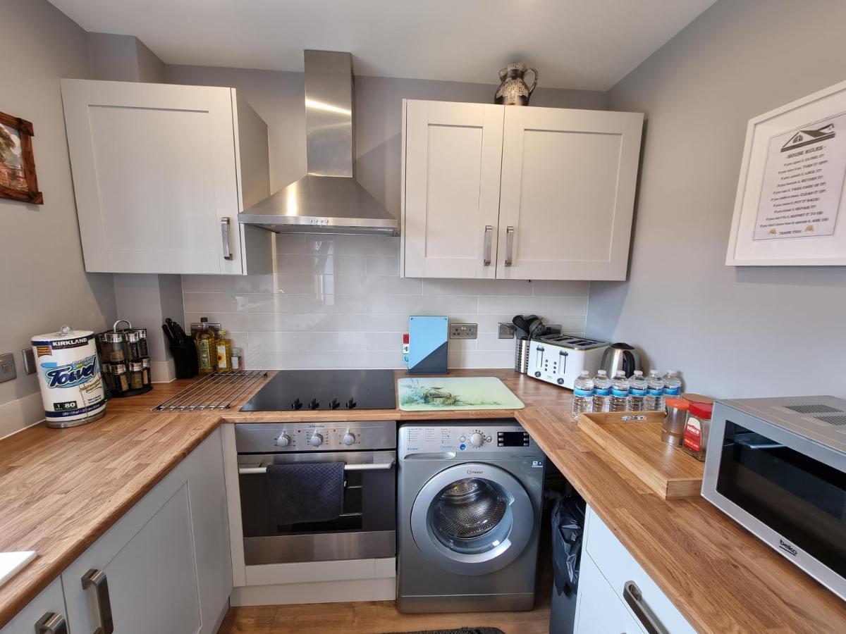 Crown Meadow - 4 Bedroom House - Heathrow - Excellentstays Colnbrook Экстерьер фото