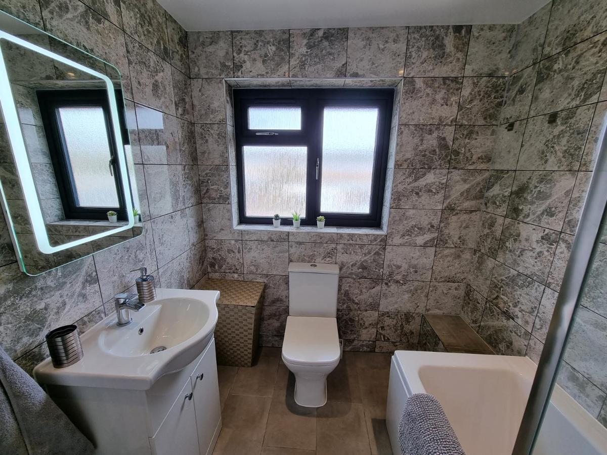 Crown Meadow - 4 Bedroom House - Heathrow - Excellentstays Colnbrook Экстерьер фото
