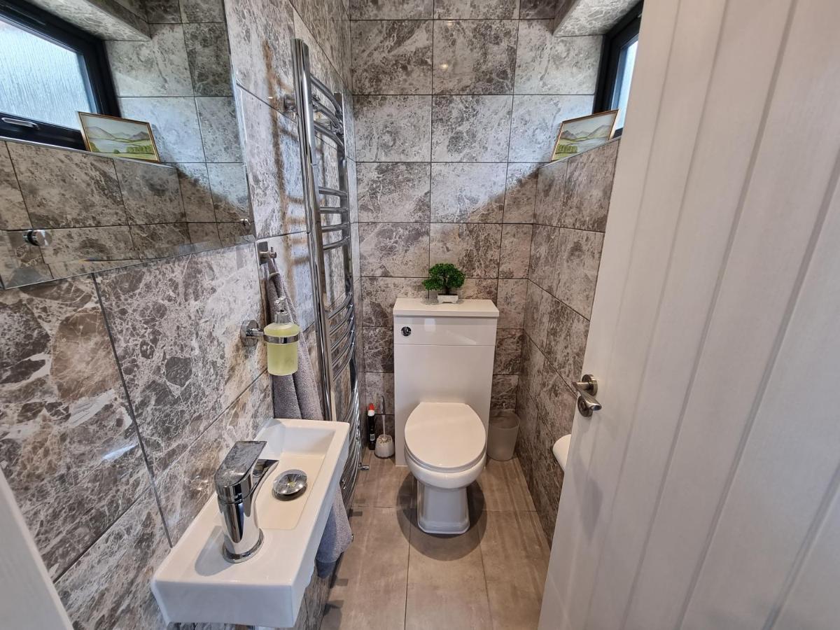 Crown Meadow - 4 Bedroom House - Heathrow - Excellentstays Colnbrook Экстерьер фото