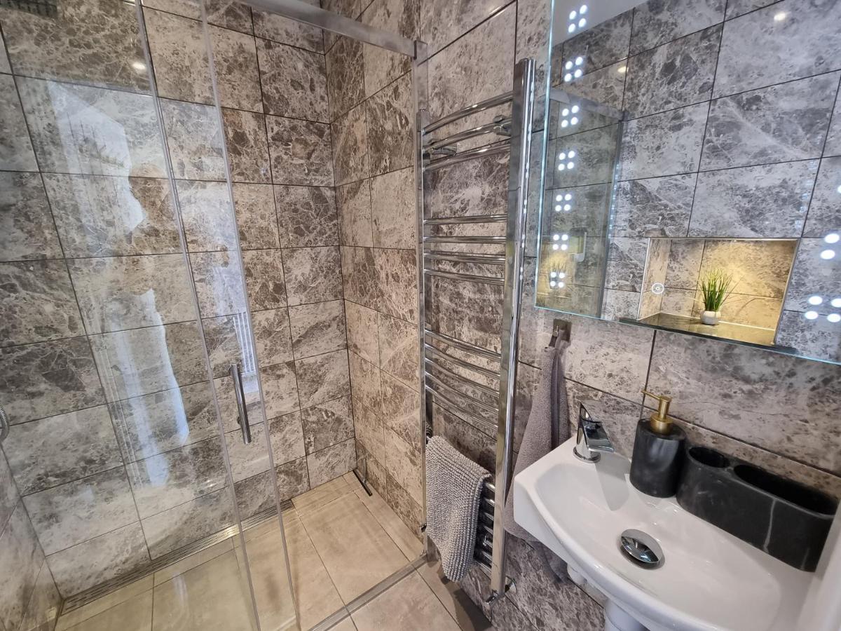 Crown Meadow - 4 Bedroom House - Heathrow - Excellentstays Colnbrook Экстерьер фото